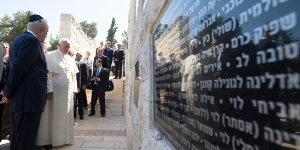 Papa reza diante de um Memorial do Holocausto no Monte Herzl