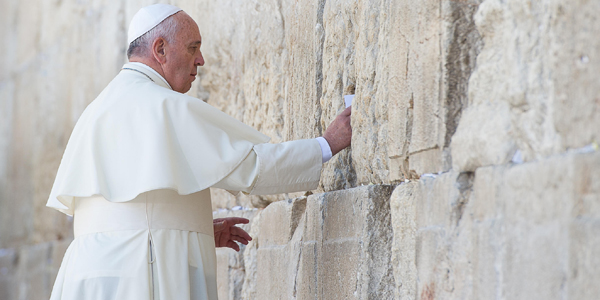 Francisco visita Muro das Lamentações e deposita um bilhete com a oração do Pai Nosso