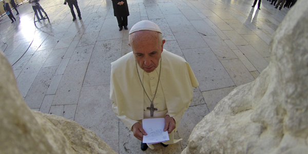 Papa reza diante do Muro das Lamentações
