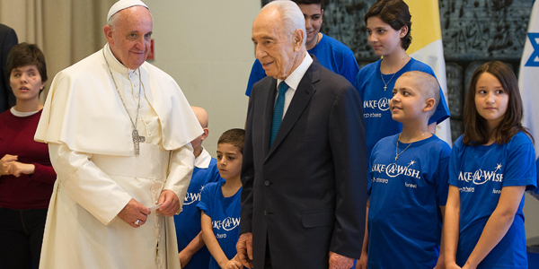 Papa e Shimon Peres se unem à 600 crianças em momento de oração pela paz