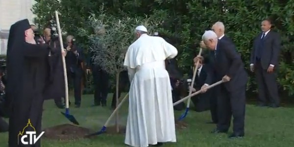 Papa Francisco, Abbas e Peres rezam pela paz na Terra Santa