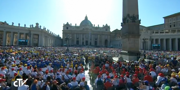 Papa Francisco encontra atletas e destaca valores do esporte