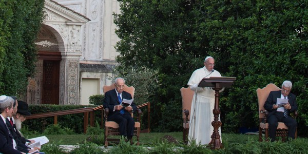 Papa Francisco, Abbas e Peres rezam pela paz na Terra Santa 