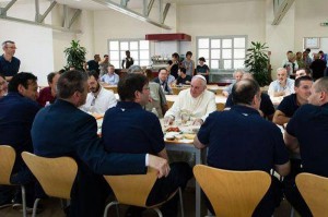 Papa Francisco junto aos trabalhadores, à mesa para um almoço / Foto: Rádio Vaticano
