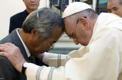 Papa batiza adulto coreano / Foto: Rádio Vaticano