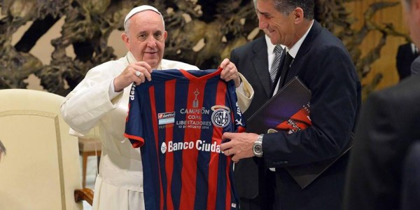 Papa recebeu de presente uma camisa do seu time de futebol / Foto: L'Osservatore Romano/Rádio Vaticano