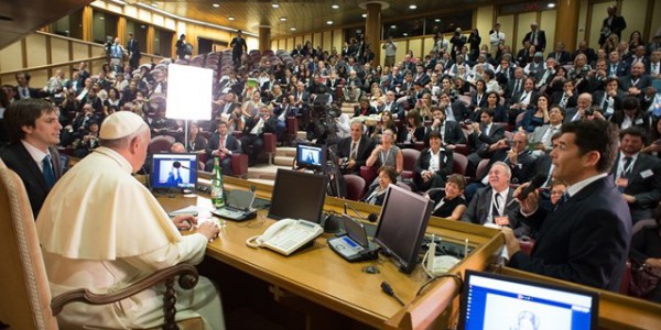 Francisco durante encontro com dirigentes da rede "Scholas ocurrentes" / Foto: L'Osservatore Romano