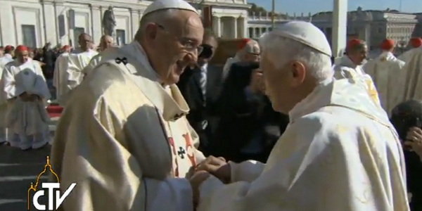 Francisco e Bento XVI juntos na beatificação de Paulo VI / Foto: Reprodução CTV