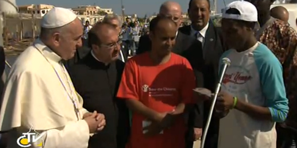 Papa Francisco durante visita a Lampedusa em julho de 2013 / Foto: Arquivo