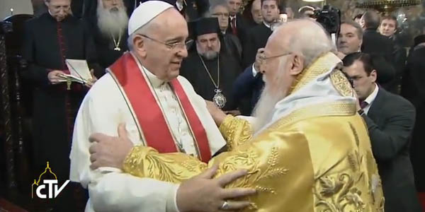 Francisco e o Patriarca Bartolomeu I em um abraço de paz durante a Divina Liturgia / Foto: Reprodução CTV