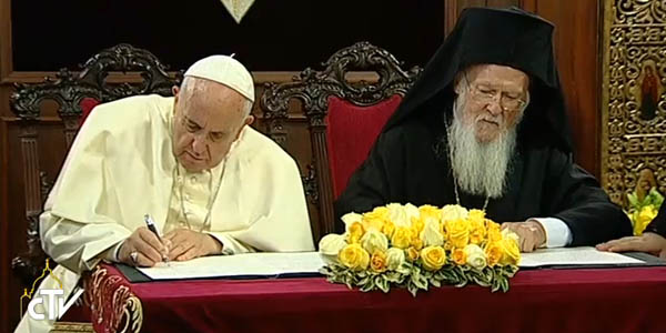 Papa Francisco e o Patriarca Bartolomeu assinam declaração conjunta, em que destacam o dom da unidade / Foto: Reprodução CTV