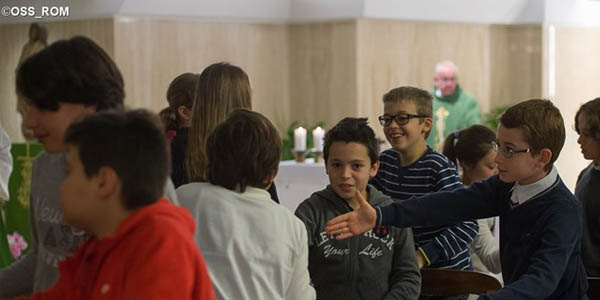 Crianças durante a saudação da paz na Missa celebrada pelo Papa / Foto: L'Osservatore Romano