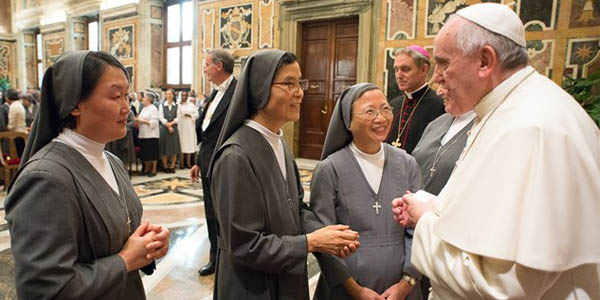 Francisco cumprimenta religiosas salesianas / Foto: L'Osservatore Romano