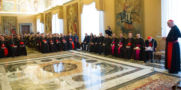 Em pé, Cardeal Gerhard Ludwig Müller, presidente da Comissão / Foto: L'Osservatore Romano