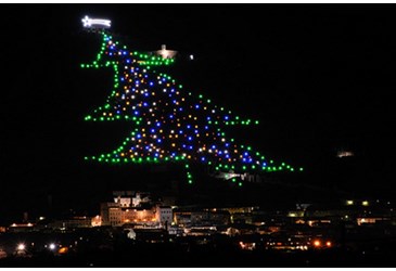 Papa acende luzes da maior árvore de Natal do mundo