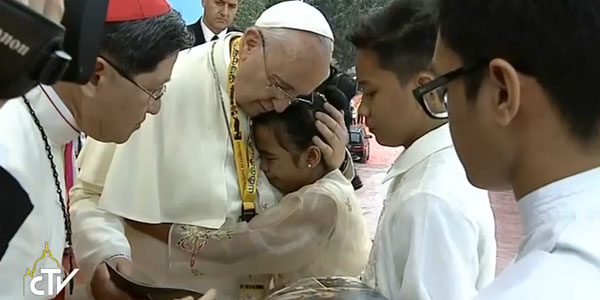Francisco abraça menina que chorou ao dar seu testemunho no encontro de jovens em Manila / Foto: Reprodução CTV