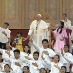 Papa se uniu aos jovens para a apresentação de um canto final / Foto: Reprodução CTV