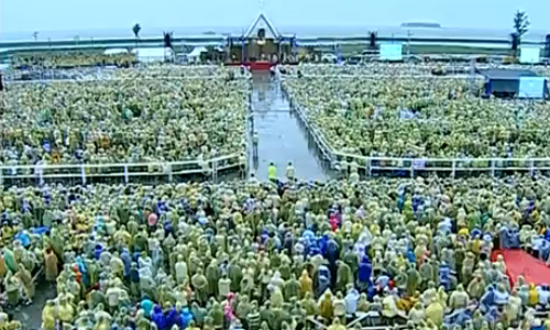 Mesmo com chuva, multidão acompanhou Missa do Papa em Tacloban / Foto: Reprodução CTV