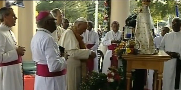     Francisco reza diante da imagem de Nossa Senhora de Madhu / Foto: Reprodução CTV