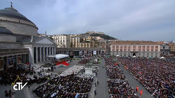 Fiéis acompanham Missa do Papa em Nápoles / Foto: Reprodução CTV
