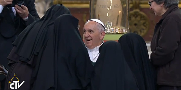 Irmãs de clausura rodeiam Francisco pouco antes de seu discurso / Foto: Reprodução CTV
