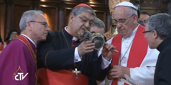 Ao final do encontro, Papa diante a relíquia de São Gennaro / Foto: Reprodução CTV