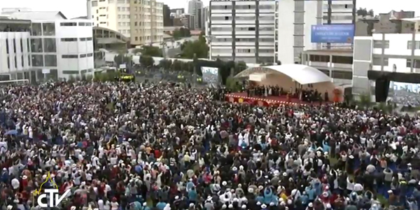 Multidão que acompanhava o Papa
