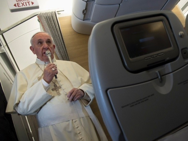 Papa fala a jornalistas durante o voo / Foto: L'Osservatore Romano