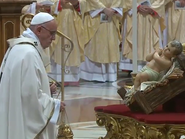 Papa diante da imagem do Menino Jesus na Basílica Vaticana / Foto: Reprodução CTV