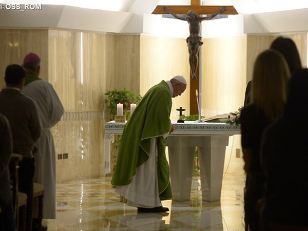 Francisco durante celebração eucarística na Casa Santa Marta / Foto: L'Osservatore Romano