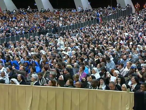 Religiosos e religiosas lotaram a Sala Paulo VI para ouvir as palavras do Papa / Foto: Reprodução CTV