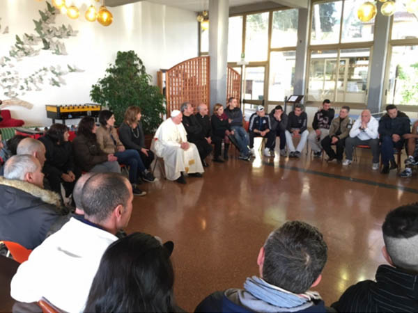 Papa conversa com pessoas que tentam largar o vício das drogas / Foto: Site Oficial Jubileu da Misericórdia