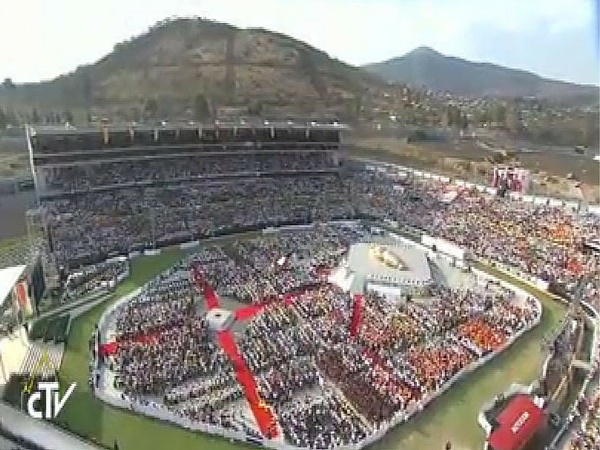 Papa_FranciscofalaaosjovensemEstadionoMexico