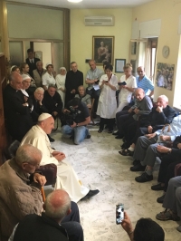 Papa em encontro com padres idosos e enfermos / Foto: Site Oficial Jubileu da Misericórdia
