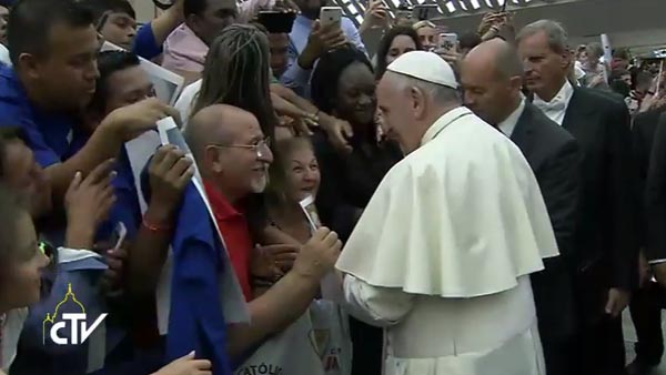 Na chegada à Sala Paulo VI para a catequese, Papa cumprimenta fiéis / Foto: Reprodução CTV