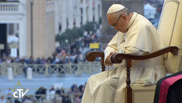 Papa reza em vigília mariana no Vaticano / Foto: Reprodução CTV