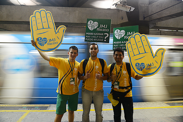 Aleksandro Gruzik (polonês), Cesar Henrique (brasileiro) e VItos (Italiano) na estação do metrô/Foto: Robson Siqueira-CN