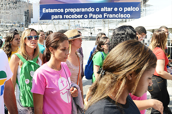 Jovens brasileiros conhecendo Copacabana/ Foto: Robson Siqueira-CN