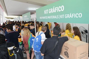 Jovens se agitam para retirada de kits no Sambódromo do Rio no primeiro dia de JMJ