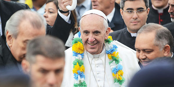 Papa Francisco recebe colar de Irmãs de caridade. Foto: Robson Siqueira/ CN