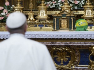 Papa visita Basílica e deposita bola em altar