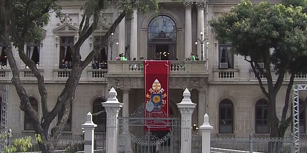 Daqui instantes Papa Francisco aparecerá na sacada do Palácio São Joaquim para Oração do Angelus.