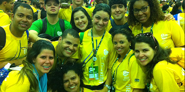 Jovem Yasmini, de 23 anos, voluntária do Rio de Janeiro