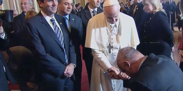 O ex-jogador de basquete Oscar Schmidt pede a bênção ao Papa Francisco e emociona a todos os presentes