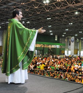 Em Missa na Cidade da Fé, Padre Fábio de Melo reza pela JMJ