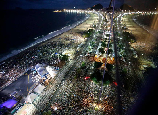 Festa de Acolhida: multidao em copacabana 