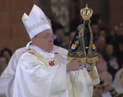 Papa abençoa os fiéis com a imagem de Nossa Senhora Aparecida 