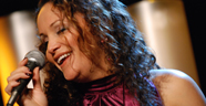 Ziza Fernandes canta em espanhol. Confira!