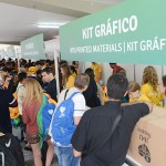 Jovens se agitam para retirada de kits no Sambódromo do Rio no primeiro dia de JMJ