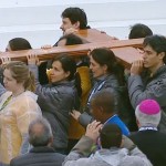 Jovens se emocionam com a chegada do ícones da JMJ em Copacabana